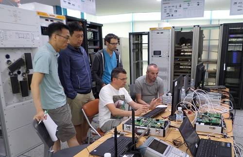 연구진이 제주테크노파크에서 계층분할다중화(LDM)-영상압축기술(SHVC) 기술 정합시험을 하고 있다. ⓒ 한국전자통신연구원