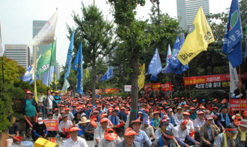 한우 산업의 안정적 관리, 특히 송아지 공급 안정 방안이 여러 각도에서 논의되고 있다. 기업의 진출도 그 중 하나다. 하지만 축산농가들은 대기업의 한우 등 축산 시장 진출이 영세한 농가를 도태시키는 부작용만 발생시킬 것이라고 우려한다. 사진은 대기업 축산업 진출을 반대하는 농민들. ⓒ 프라임경제