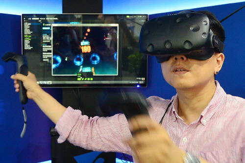 한 남성이 VR 기기를 착용하고 VR 체험을 하고 있다. ⓒ 뉴스1