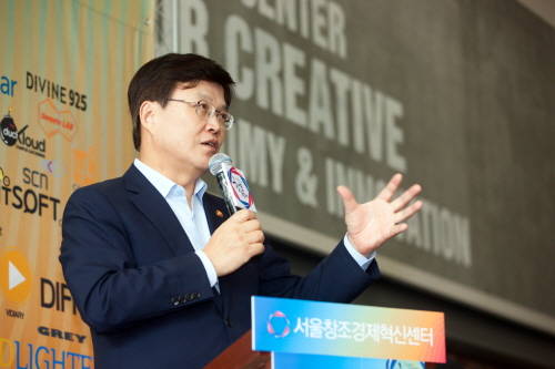 최양희 미래창조과학부 장관이 19일 서울창조경제혁신센터에서 열린 '서울창조경제혁신센터 출범 1주년 기념식' 및 기자간담회에 참석했다. ⓒ 뉴스1