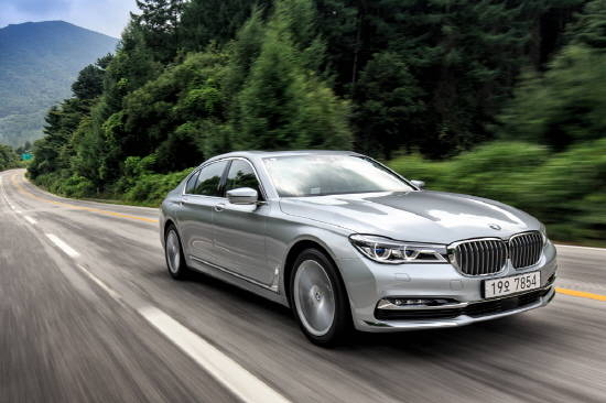 일반모델과 비교해 140㎜ 긴 휠베이스를 자랑하는 BMW 740Li는 조화로운 차체 비율과 세심하게 처리된 표면 디자인, 정교한 라인에서 세련된 존재감과 역동성, 차별화된 우아함을 느낄 수 있다. ⓒ BMW 코리아