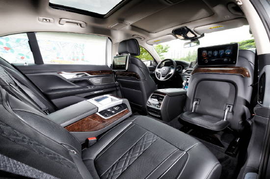 BMW 740Li 뒷좌석은 넓은 레그룸과 더불어 조수석을 9㎝까지 이동시킬 수 있어 발 받침대와 시트 등받이 각도를 조절해 안락한 소파에 누워 휴식을 취하듯 편안함을 느낄 수 있다. ⓒ BMW 코리아