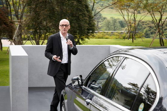 디스플레이 키를 이용해 좁은 주차 공간이나 차고에 차를 넣거나 뺄 수 있는 '리모트 컨트롤 파킹' 기능은 향후 7시리즈 라인업에 도입 예정이다. ⓒ BMW 코리아