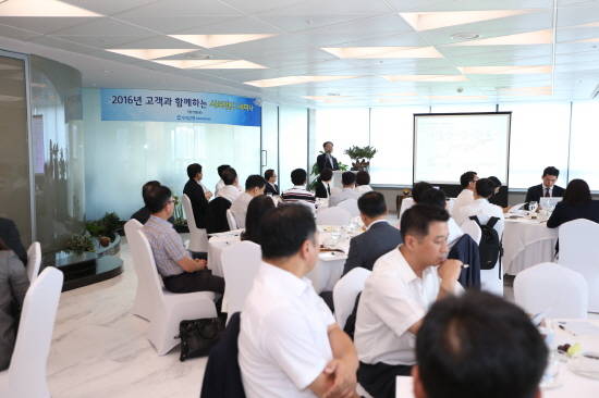 지난 15일 우리은행 본점에서 실시한 '고객과 함께하는 사모펀드 세미나'에서 법인·기관 자금담당자 약 50명이 참석, 사모펀드 관련 설문조사 및 상품아이디어를 교환하는 '고객참여 프로그램'을 진행하고 있다. ⓒ 우리은행