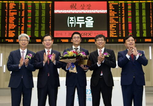 (왼쪽부터) 이호철 한국IR협의회 회장, 조웅기 미래에셋증권 대표이사, 조인회 (주)두올 대표이사, 이은태 한국거래소 유가증권시장본부장, 김진규 상장회사협의회 부회장이 상장기념패 전달 후 기념촬영을 하고 있다. ⓒ 한국거래소