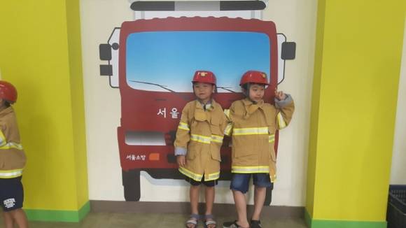 타인을 위해 헌신하는 '미래의 소방관'이 될 어린이들은 옷을 입고 사진을 찍으며 안전교육 내용을 되새겼다. ⓒ 프라임경제