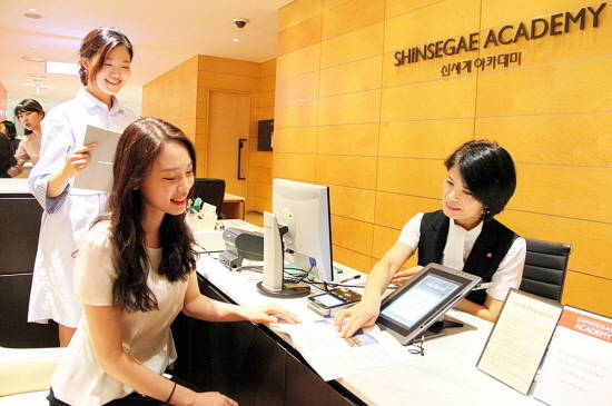 신세계센텀시티 6층 아카데미에서 고객이 취미·교육·자기계발·스페셜강연 등 가을학기 강좌에 대한 설명을 듣고 있다. ⓒ 신세계센텀시티