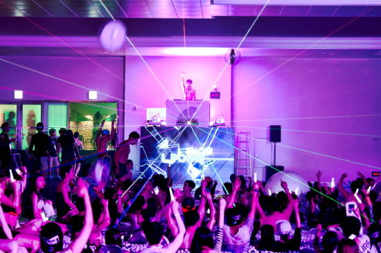 지난해 8월 롯데호텔부산에서 열린 풀 파티 모습. ⓒ 롯데호텔부산