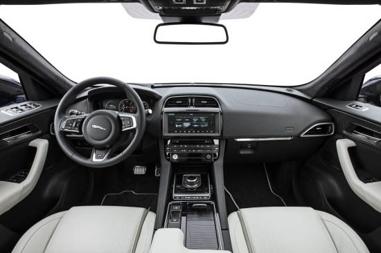 인테리어는 매력적인 컬러와 최고급 품질 소재가 완벽하게 조화를 이루고 있다. ⓒ 재규어 랜드로버 코리아