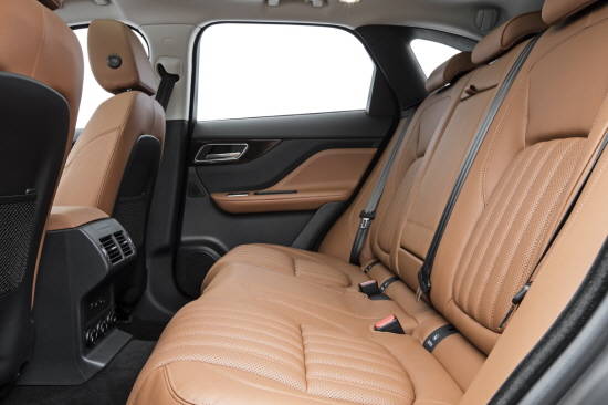 뒷좌석은 동급최고의 무릎공간을 제공하며, 40:20:40 폴딩 뒷좌석시트가 기본으로 적용됐다. ⓒ 재규어 랜드로버 코리아