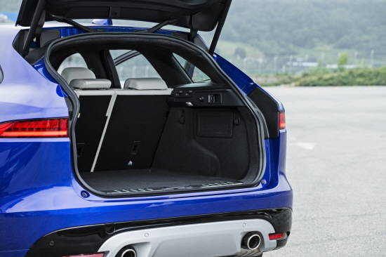 F-PACE는 경량 알루미늄 구조의 유연성을 활용해 기본 508ℓ, 최대 1598ℓ의 동급 최고 수준의 적재공간을 갖췄다. ⓒ 재규어 랜드로버 코리아