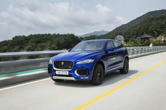 재규어 F-PACE는 새로운 브랜드 방향성을 제시하는 최초의 퍼포먼스 SUV다. ⓒ 재규어 랜드로버 코리아