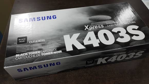 알뜰 토너로 교체 시 일반 정품 토너 대비 약 35% 저렴한 가격에 구입해 1500장을 찍을 수 있다고 광고한 전용 정품 토너. = 김상준 기자