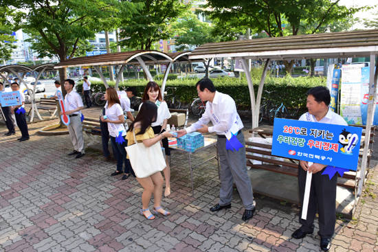 조환익 한전사장과 직원 100여명은 9일 오전 광주 상무 전철역에서 전기절약 실천방안을 담은 리플렛과 홍보물을 나눠주며 시민들에게 절전을 부탁했다. ⓒ 한국전력