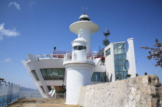 1903년 건립돼 2003년까지 운영됐던 우리나라 최초의 근대식 등대인 팔미도 등대. ⓒ 인천시청