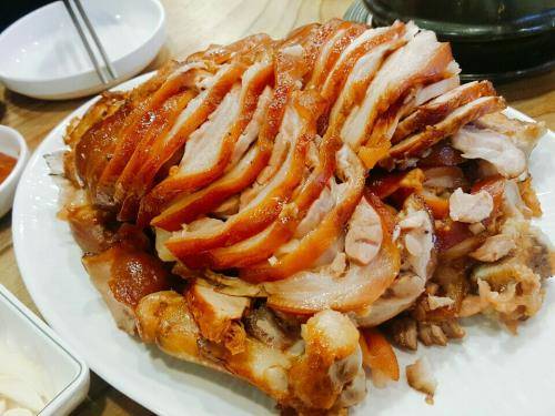 윤기 흐르는 족발. 보기 좋은 족발이 맛도 좋더라. = 하영인 기자