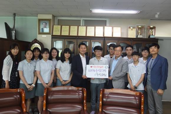 숭덕고 입사생들 성금 전달 모습. ⓒ광산구