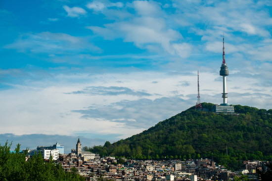 호텔스닷컴에 따르면, 밀레니얼 세대들이 가장 많은 포켓스탑이 있을 것 같은 주요 관광지로 경복궁, 도쿄타워, N서울타워, 도쿄 디즈니랜드, 뉴욕 타임 스퀘어 등을 꼽았다. 사진은 N서울타워가 보이는 남산. ⓒ 호텔스닷컴