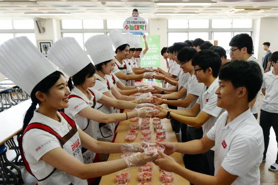 BNK부산은행이 9일 지역 고등학교를 찾아가 '수능대박' 수박화채 나눔 행사를 가졌다. ⓒ BNK부산은행