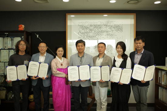 이효재 한복디자이너가 와룡산업을 비롯한 민간후원 업체 및 성북구청과 함께 홀몸어르신 돌봄 사업 지원을 위한 업무 협약을 위한 양해각서(MOU)를 체결했다. = 전훈식 기자