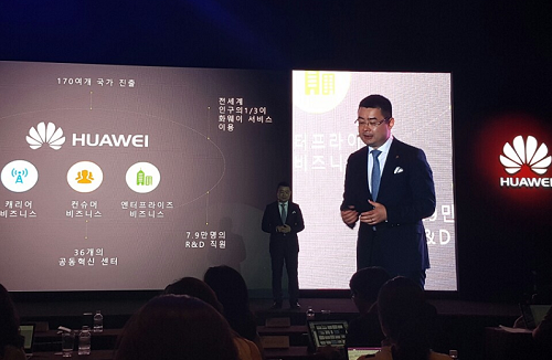 올리버 우 화웨이 컨슈머 비즈니스 그룹 일본·한국 지역 총괄이 기자간담회장에서 화웨이의 전략에 대해 설명하고 있다. = 임재덕 기자