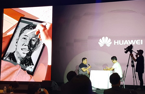 인기 웹툰 작가 기안84가 화웨이의 초청을 받아 메이트북을 활용해 초상화를 그리고 있다. =임재덕 기자