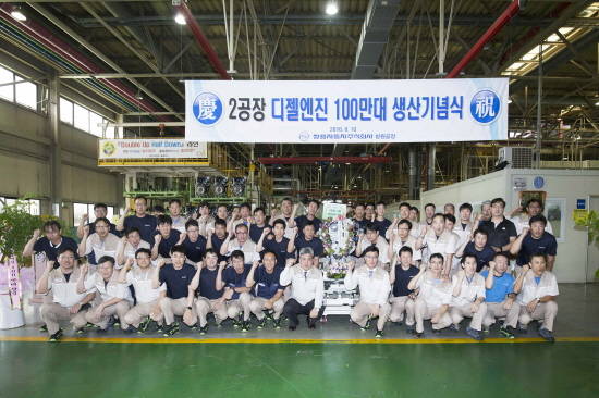 지난 10일 쌍용차 창원 제2공장에서 열린 100만대 생산기념식에서 임직원들이 기념촬영을 하고 있다. ⓒ 쌍용자동차
