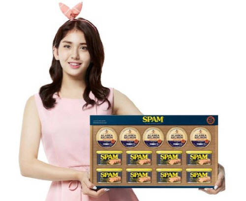 CJ 추석 스팸&연어 광고를 촬영한 전소미. ⓒ CJ제일제당