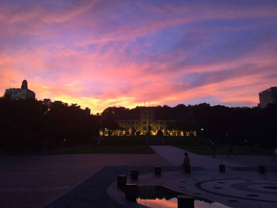 스모그와 미세먼지 때문에 생긴 분홍색 하늘. = 노병우 기자