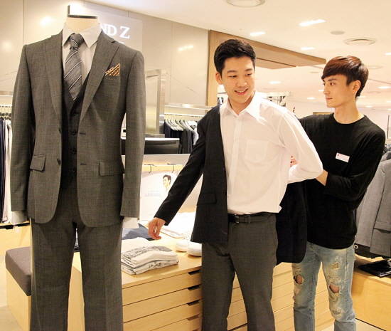 신세계 센텀시티점 5층 앤드지매장에서 가을을 준비하기 위해 고객이 정장을 살펴보고 있다. ⓒ 신세계센텀시티