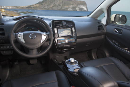 리프 인테리어는 '푸른 지구'를 테마로 파란색을 강조한 대시보드와 기기 조명 및 넉넉하고 스타일리시한 좌석공간을 갖췄다. Ⓒ 한국닛산