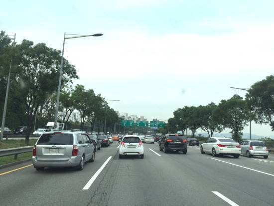 도로를 달리고 있는 자동차들 가운데 후면 와이퍼가 없는 자동차의 종류는 세단 하나밖에 없어요. = 노병우 기자