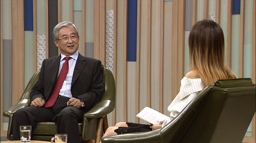 권오곤 김앤장 국제법연구소 소장이 아리랑TV 디 이너뷰 패널로 참석해 37년 법조인생에 대해 이야기를 나눈다. ⓒ 아리랑TV