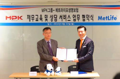 22일 서울 방배동 MPK그룹 본사에서 최병민 MPK그룹 전무(왼쪽)와 김성환 메트라이프생명 전무가 협약 후 기념사진을 촬영하고 있다. ⓒ MPK그룹