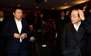 이인원 롯데그룹 부회장(오른쯕)과 소진세 롯데그룹 대외협력단장(왼쪽). © 뉴스1