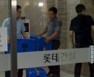 롯데건설이 조성한 비자금이 정책본부로 흘러간 정황이 수면 위로 드러나고 있다. 사진은 6월15일 새벽 롯데건설 본사에서 검찰이 압수수색 진행 후 압수품을 담은 상자를 옮기는 모습. ⓒ 뉴스1