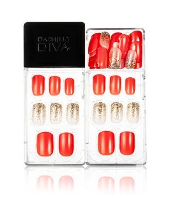 1초 성형 네일이라는 명성 답게 데싱디바를 다섯 손가락에 붙이는 시간은 5분도 채 걸리지 않는다. ⓒ 데싱디바