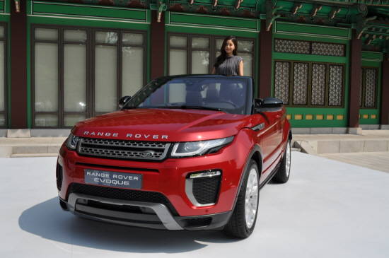 9월 국내 출시를 앞둔 레인지로버 이보크 컨버터블은 세계 최초 '럭셔리 컴팩트 SUV 컨버터블'로, 감각적인 디자인과 최첨단 테크놀로지, 탁월한 주행성능을 모두 충족하며 날씨와 지형 관계없이 4계절 내내 다이내믹한 드라이빙을 선사한다. = 전훈식 기자