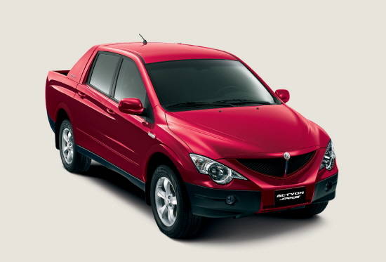 SUV와 상용트럭, 두 가지 목적을 만족시키는 '액티언스포츠'는 5인승 승용공간과 화물 적재용 대용량 데크가 결합된 당시 신개념 다용도 스포츠유틸리티트럭(Sports Utility Truck) 모델이다. Ⓒ 쌍용자동차