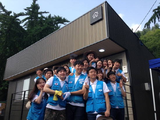 포스코 대학생봉사단 '비욘드'는 지난달 건축봉사에 참여해 직접 만든 양평의 스틸하우스를 소외이웃에게 헌정하는 행사를 전개했다. Ⓒ 포스코