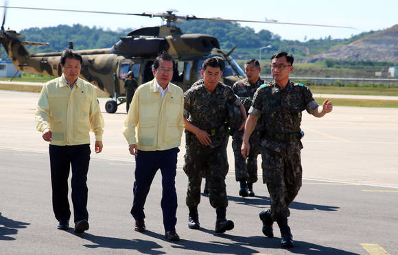 홍준표 경남도지사가 한국항공우주산업에서 미사일 공격 대응훈련장을 둘러보고 있다. ⓒ 경남도청