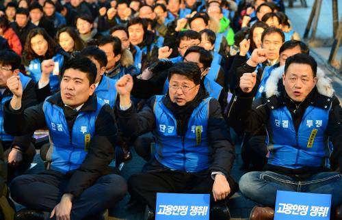 증권사가 지속되는 수익악화로 구조조정에 나서면서 3년 새 '옷 벗는' 증권사 직원이 무려 5700명에 달했다. 사진은 증권사 구조조정에 결의대회를 갖는 노동자들. ⓒ 뉴스1