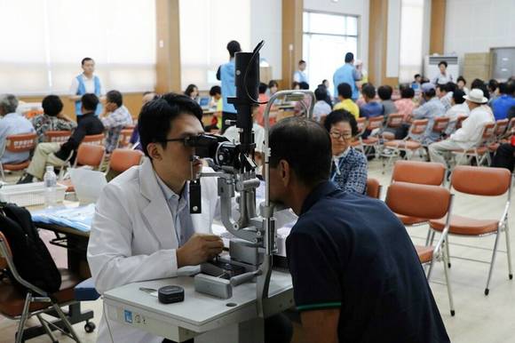서울대병원 의료진이 장흥군 안양면 다목적회관에서 인술을 펼치고 있다. ⓒ 장흥군청
