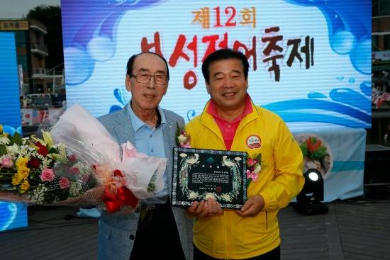 보성군(군수 이용부)은 이달 27일 제12회 보성전어축제 기념식에서 보성차 및 율포관광산업 활성화의 초석을 다진 이관종 전 보성군수(왼쪽)에게 공로패를 수여했다. ⓒ 보성군