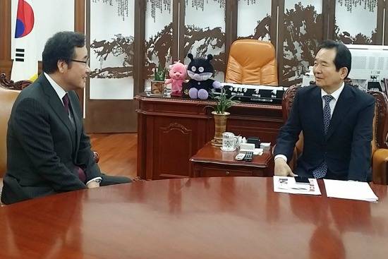 이낙연 전남지사(왼쪽)가 29일 국회에서 정세균 국회의장을 면담하고, 지역 현안사업이 추경예산에 반영되도록 적극적인 협조와 지원을 부탁했다. ⓒ 전남도청