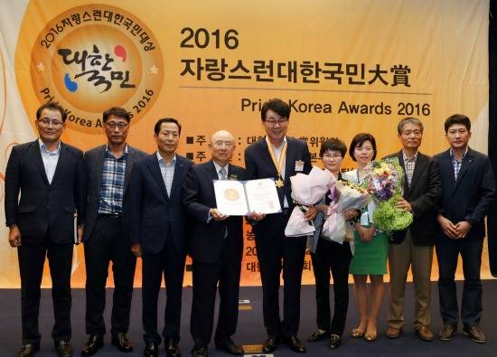 김성 장흥군수가 29일 국회 헌정기념관에서 열린 '2016 자랑스런 대한국민대상' 중 지방행정 부문 대상을 수상했다. ⓒ 장흥군