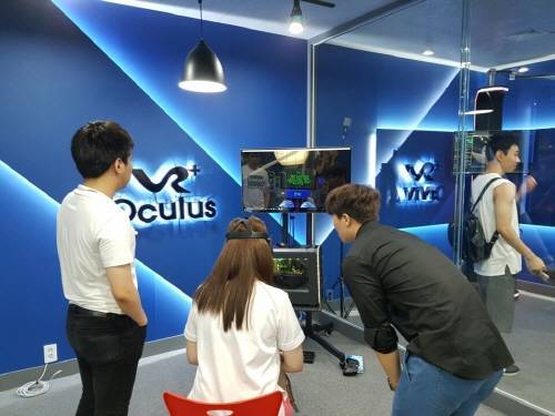 시민들이 강남역 부근에 위치한 VR플러스 쇼룸에서 VR게임을 체험하고 있다. ⓒ 프라임경제