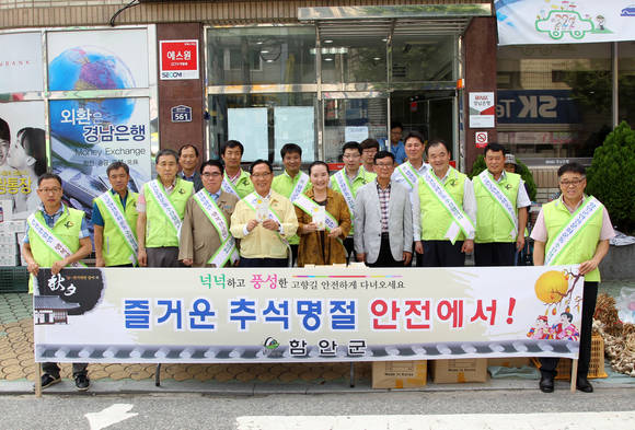 차정섭 군수와 관내 기관들이 가야상설시장에서 안전점검 캠페인을 펼치고 있다. ⓒ 함안군청