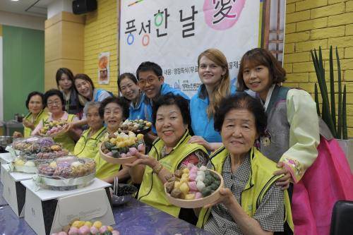 SPC그룹 임직원들이 7일 서울 서초구 양재노인종합복지관에서 추석맞이 송편 빚기 봉사활동을 하고 있다. ⓒ SPC그룹