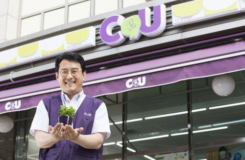 용인지역자활센터 관계자가 CU새싹가게 CU신동백캐슬점 앞에서 새싹을 들고 포즈를 취했다. ⓒ BGF리테일